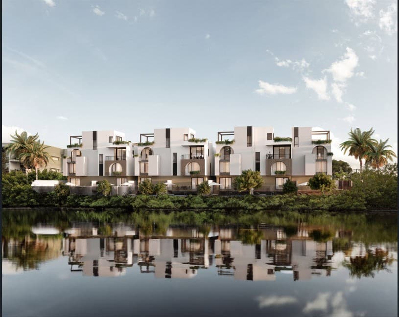 Move-in Ready! Waterfront Townhouse Near Surfers Paradise
